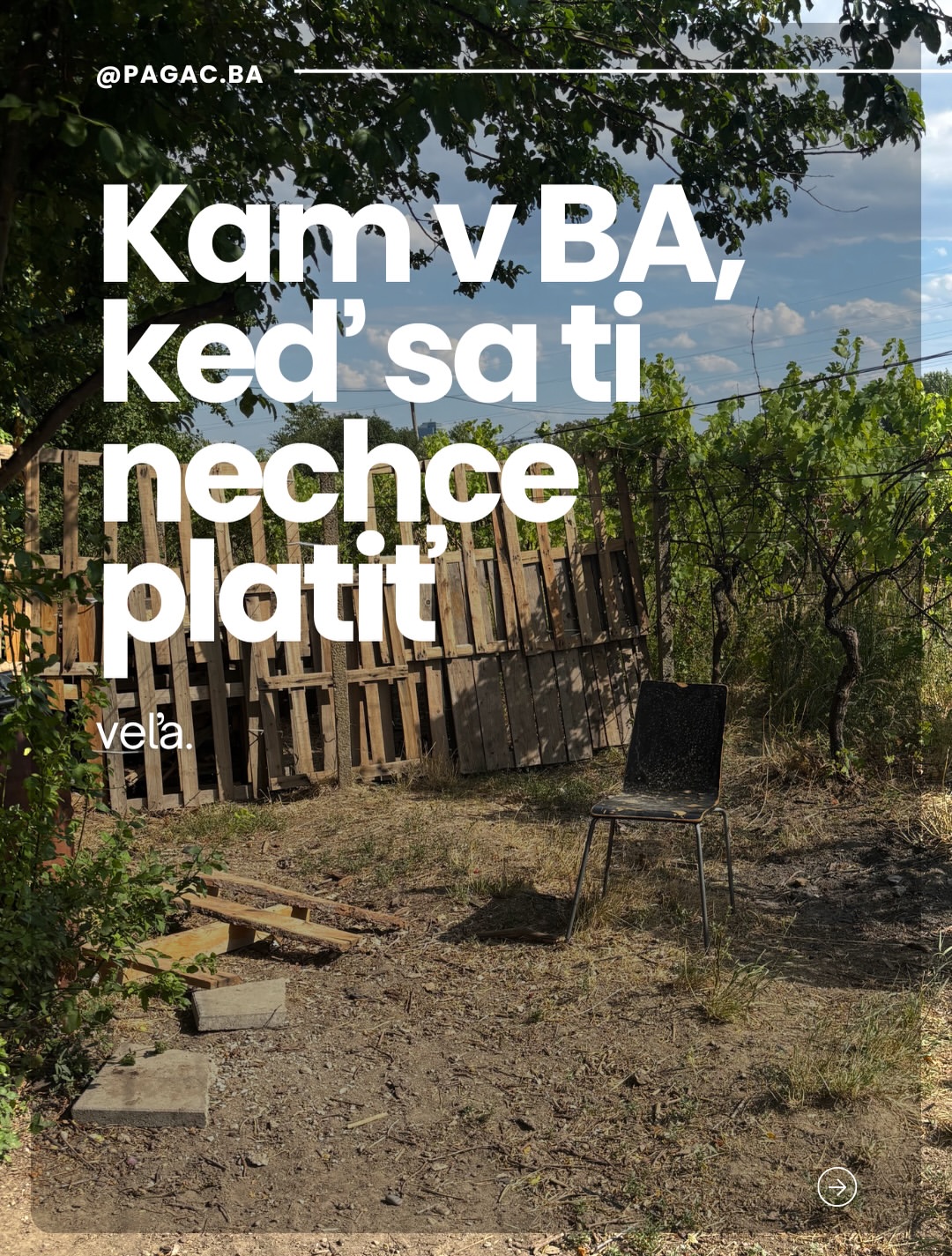 Záhrada s dreveným plotom, stoličkou na zemi a veľkým textom Kam v BA, keď sa ti nechce platiť.