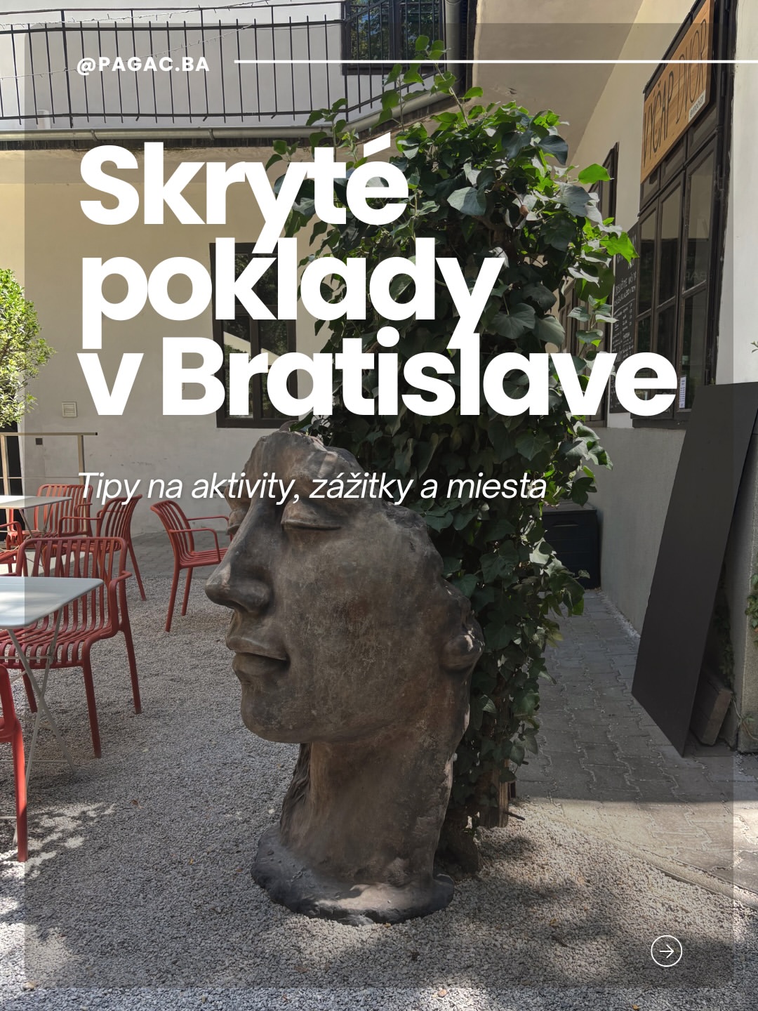 Nádvorie s bronzovou sochou muža, červenými stoličkami, popínavou zeleňou a veľkým textom na fotke.