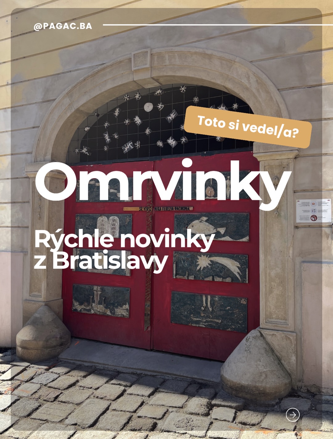 Červené dvere v kamennej klenbe s čiernym oknom a hviezdami, textová grafika na plagáte.