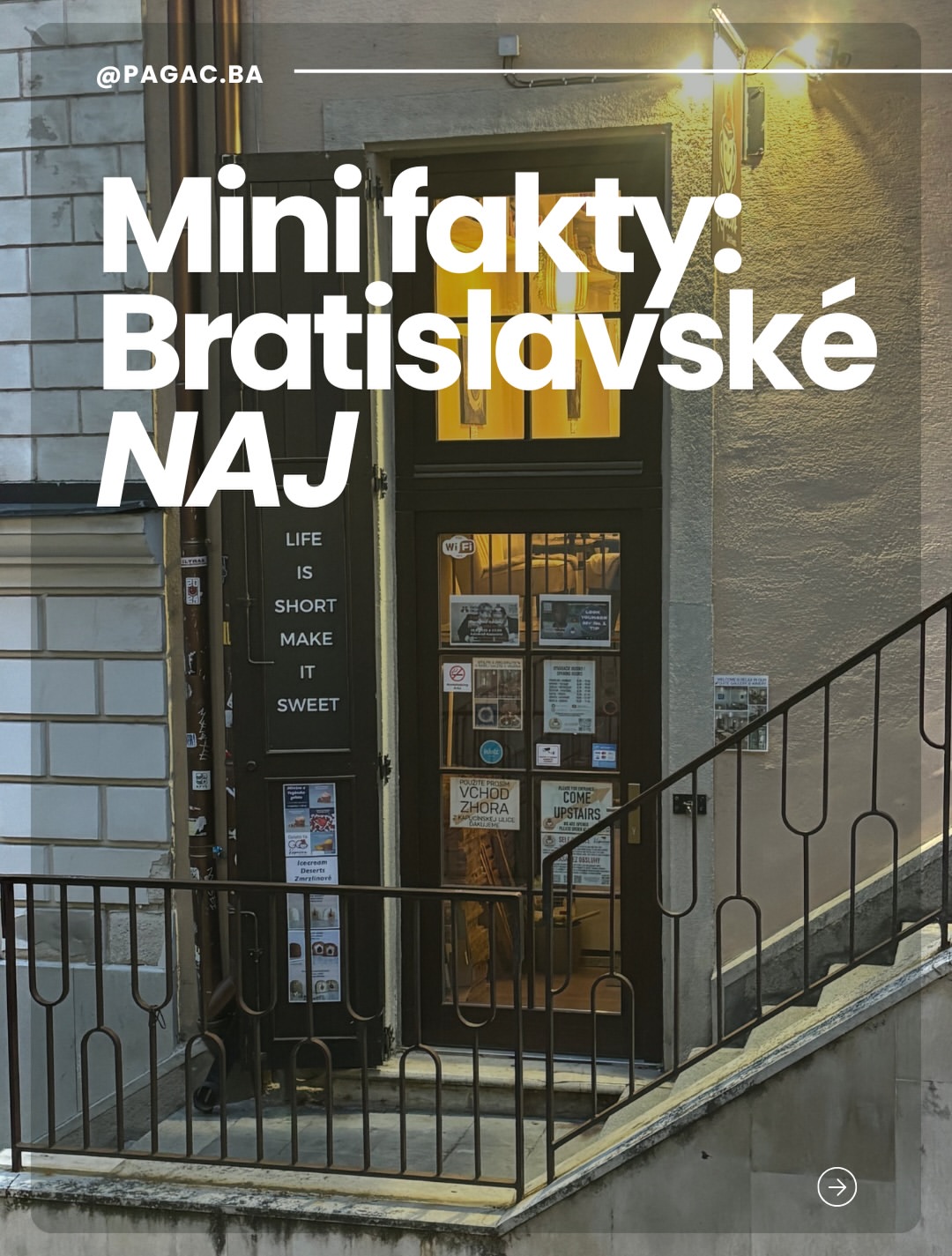 Vchod do budovy s dverami, plagátmi a nápisom „Mini fakty: Bratislavské NAJ“.