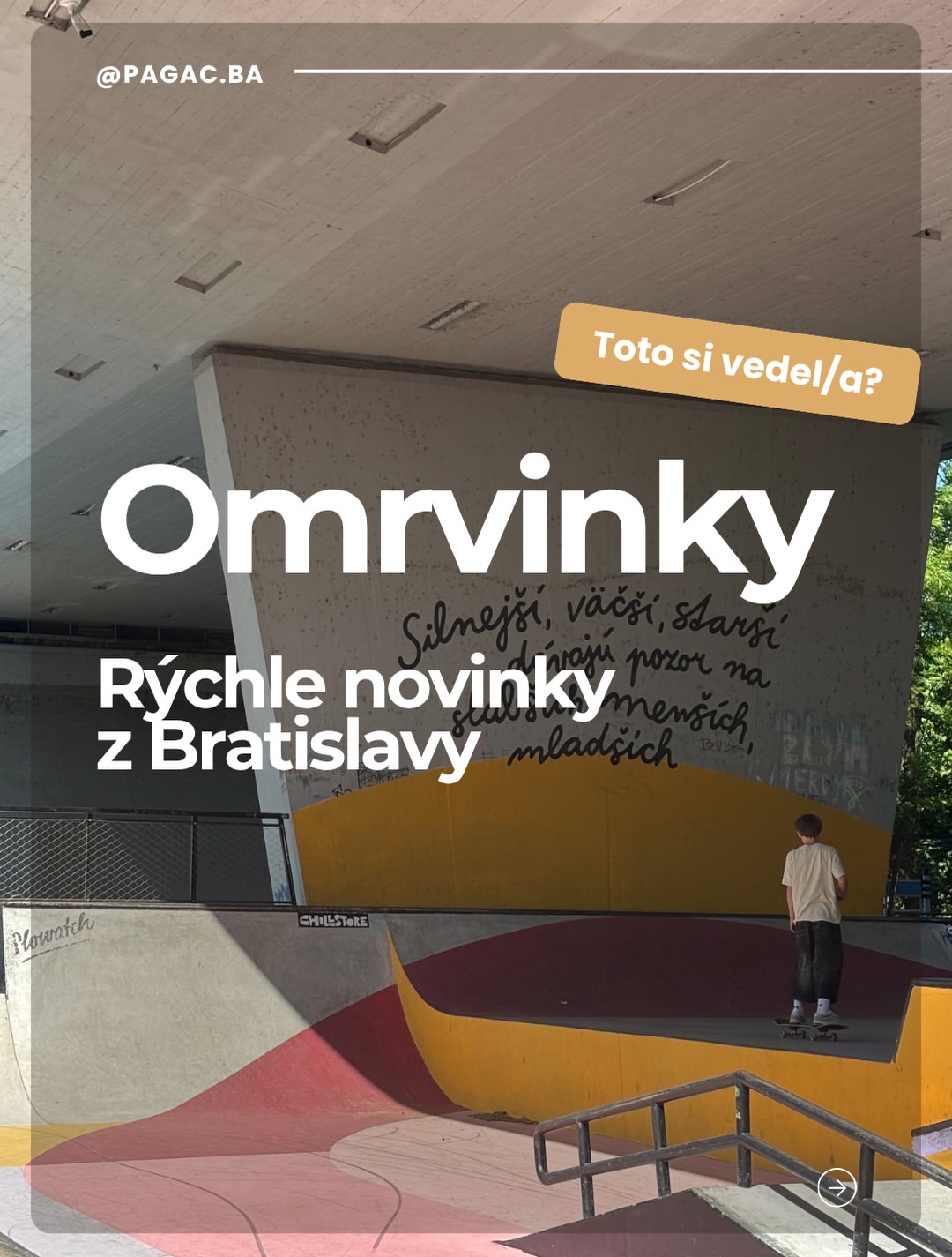 Skatepark s betónovou rampou, človekom na doske a veľkým textom „Omrvinky“ na obrázku.